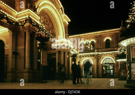 Eingang zum Tivoli Gärten bei Nacht während Weihnachten Kopenhagen Dänemark Stockfoto