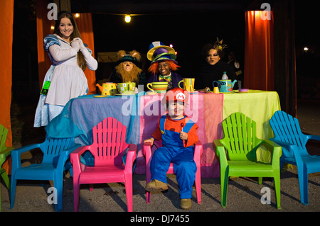 Kleinkind verkleidet als Mario für Halloween mit Charactors aus Alice im Wunderland auf der Louisville Zoo Halloweenparty Stockfoto