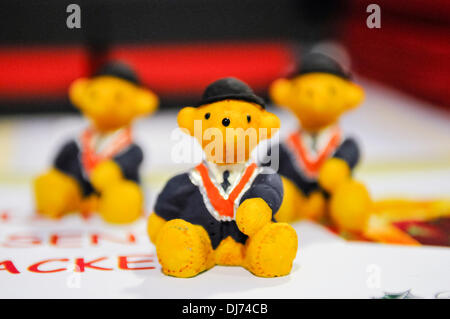 Belfast, Nordirland. 23. November 2013 - Oranier-Orden Teddybären zum Verkauf an die DUP Partei Konferenz Credit: Stephen Barnes/Alamy Live News Stockfoto