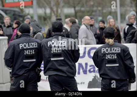 Berlin, Deutschland. 23. November 2013. Polizisten stehen vor Demonstranten, die gegen den Neonazi-Marsch in Berlin, Deutschland, 23. November 2013 zu protestieren. Unter starken Polizei Schutz der Neonazis von Schoeneweide nach Rudow und Protest gegen die Fremdherrschaft in Berlin gelaufen. Foto: Paul Zinken/Dpa/Alamy Live News Stockfoto