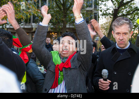 London, 23. November 2011. Menschenmengen singen während einer Rede durch stoppen der Kriegskoalition der Chris Nineham, rechts, nach einem Marsch von Downing Street an der amerikanischen Botschaft aus Protest gegen Drohnen-Angriffe, die unschuldige Zivilisten töten. Bildnachweis: Paul Davey/Alamy Live-Nachrichten Stockfoto