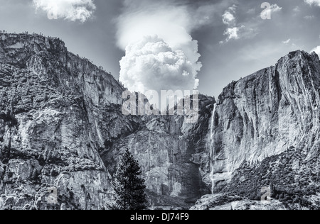 Upper Yosemite verliebt sich eine Gewitterwolke Overhead. Yosemite Nationalpark, Kalifornien, USA. Stockfoto