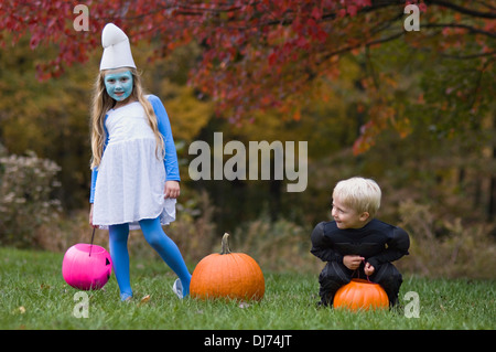 Zwei Kinder verkleidet für Halloween Stockfoto
