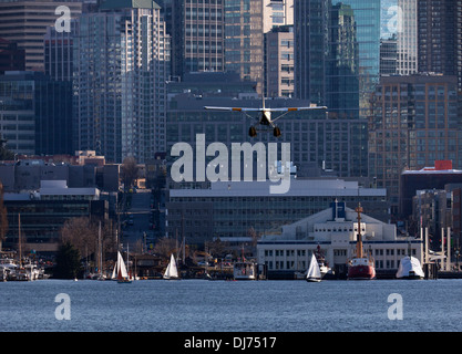 WASHINGTON: Kenmore Air Wasserflugzeug beim Landungsanflug auf den Lake Union in Seattle. 2013 Stockfoto