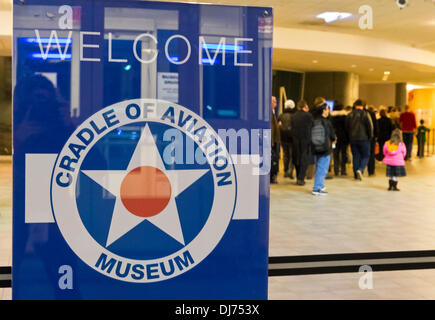 Garden City, NY, USA. 21. November 2013. Erwachsene und Kinder besuchen die Legenden der Luft- und Raumfahrt Vortrag von NASA Astronaut R. Schweickart, 1969 Apollo 9 LM Pilot der Mondlandefähre, Wiege der Luftfahrt Museum auf Long Island. Schweickart, Gründungsmitglied der Association of Space Explorers und der B612 Foundation, auf die Bedeutung der Verteidigung der Erde vor Asteroiden Auswirkungen diskutiert. Bildnachweis: Ann E Parry/Alamy Live-Nachrichten Stockfoto