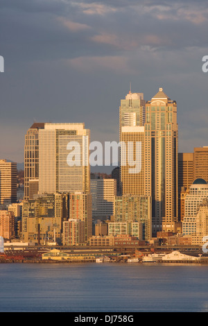 Die Skyline von Seattle über Elliott Bay aus West-Seattle, Washington. Stockfoto