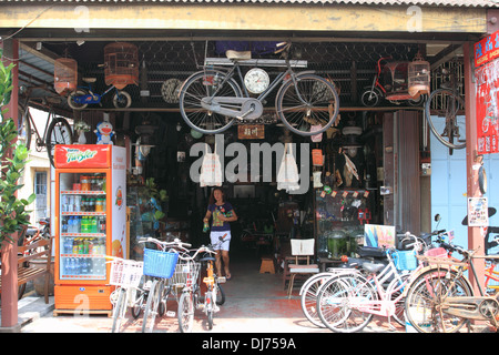 Traditioneller chinesischer Laden in Georgetown, Bycycle Park vor der Ladenfront, Penang Island, Malaysia Stockfoto