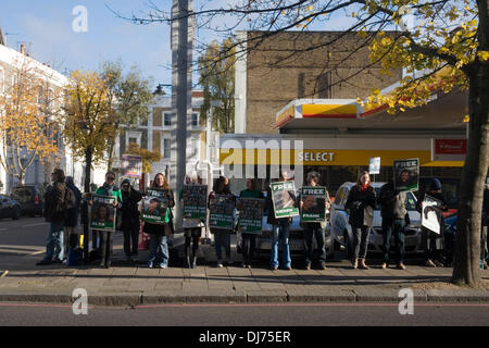 Islington, London, UK. 23. November 2013. Greenpeace-Aktivisten sammeln außerhalb der Shell-Tankstelle in Upper Street Islington, an eine kostenlose The Arctic 30 Protest teilzunehmen. 28-Greenpeace-Aktivisten haben auf Kaution aus einem russischen Gefängnis freigegeben worden, wo sie unter dem Vorwurf der Piraterie und Rowdytum festgehalten wurden. Bildnachweis: Andrea Kantschen/Alamy Live-Nachrichten Stockfoto