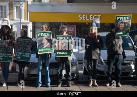 Islington, London, UK. 23. November 2013. Greenpeace-Aktivisten sammeln außerhalb der Shell-Tankstelle in Upper Street Islington, an eine kostenlose The Arctic 30 Protest teilzunehmen. 28-Greenpeace-Aktivisten haben auf Kaution aus einem russischen Gefängnis freigegeben worden, wo sie unter dem Vorwurf der Piraterie und Rowdytum festgehalten wurden. Bildnachweis: Andrea Kantschen/Alamy Live-Nachrichten Stockfoto