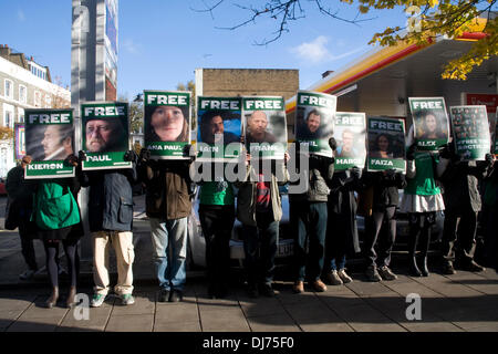Islington, London, UK. 23. November 2013. Greenpeace-Aktivisten sammeln außerhalb der Shell-Tankstelle in Upper Street Islington, an eine kostenlose The Arctic 30 Protest teilzunehmen. 28-Greenpeace-Aktivisten haben auf Kaution aus einem russischen Gefängnis freigegeben worden, wo sie unter dem Vorwurf der Piraterie und Rowdytum festgehalten wurden. Bildnachweis: Andrea Kantschen/Alamy Live-Nachrichten Stockfoto