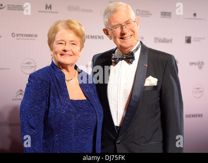 Düsseldorf, Deutschland. 22. November 2013. Der ehemalige norwegische Premierminister Gro Harlem Brundtland und ihr Mann Arne Olav posieren auf dem roten Teppich vor der Präsentation der Deutsche Nachhaltigkeitspreis in Düsseldorf, Deutschland, 22. November 2013. Die Auszeichnung würdigt "Deutschlands nachhaltigste Unternehmen und Bauprojekte". Foto: Jan-Philipp Strobel/Dpa/Alamy Live News Stockfoto