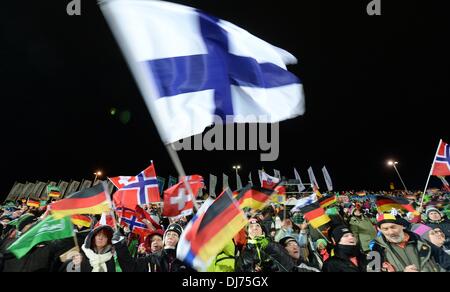 Klingethal, Deutschland. 22. November 2013. Fans jubeln und feiern zu Beginn der WM in der Vogtland-Arena in Klingethal, Deutschland, 22. November 2013. Foto: Hendrik Schmidt/Dpa/Alamy Live News Stockfoto