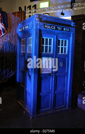 London, UK 23. November 2013. Ein Dr Who Tardis auf dem Display. Kredit-David Mbiyu/Alamy Live-Nachrichten Stockfoto