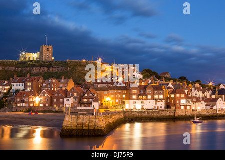 Whitby East Cliff in der Abenddämmerung, North Yorkshire. Stockfoto