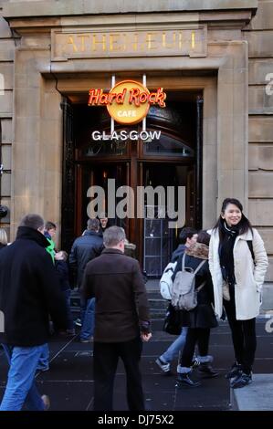 Buchanan Street, Glasgow, Schottland, Großbritannien. 23 Aug, 2013. Hard Rock Cafe geöffnet. Am ersten Wochenende der Hard Rock Cafe sah Warteschlangen bilden, die draußen warten im neuesten des Unternehmens zusätzlich zu seiner weltweiten Kette von Restaurants zu sehen. Stockfoto