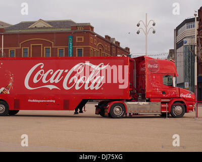 BLACKPOOL, VEREINIGTES KÖNIGREICH. 23. November 2013. Coca-Cola Weihnachtstruck in Blackpool am ersten Bein von seiner Monat lange tour rund um das Vereinigte Königreich. Bildnachweis: Sue Burton/Alamy Live-Nachrichten Stockfoto