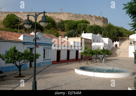 Die mittelalterliche Burg von Castro Marim auf einem Hügel mit Blick auf die Gemeinde von Castro Marim, in der Gemeinde gleichen Namens, in der Algarve, die südlichste Region Portugals Stockfoto