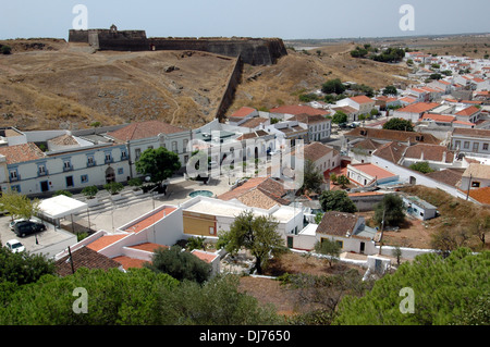 Das Fort von Sao Sebastiao auf einem Hügel mit Blick auf die Gemeinde von Castro Marim, in der Gemeinde gleichen Namens, in der Algarve, die südlichste Region Portugals Stockfoto