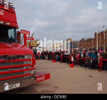 BLACKPOOL, VEREINIGTES KÖNIGREICH. 23. November 2013. Coca-Cola Weihnachtstruck am Blaclpool am ersten Bein von seiner Monat lange tour rund um das Vereinigte Königreich. Bildnachweis: Sue Burton/Alamy Live-Nachrichten Stockfoto