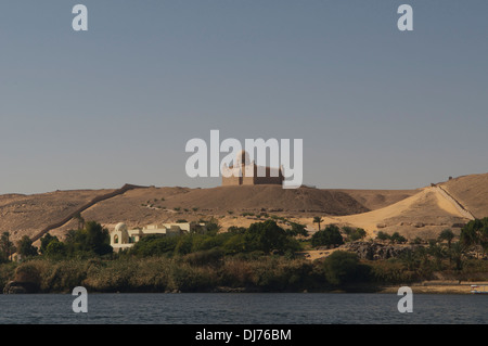 Das Mausoleum des Aga Khan in Assuan, Ägypten, wie gesehen von der Westbank des Nils. Stockfoto