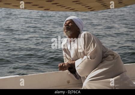 Feluke Pilot überprüft seine Segel auf dem Nil bei Assuan, Ägypten. Stockfoto