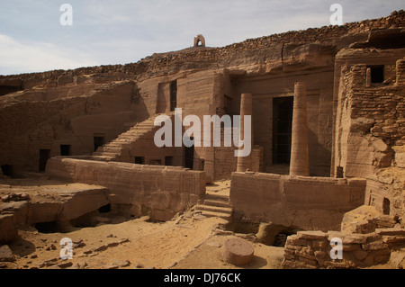 Einige der "Gräber der Adligen' auf einem Grat am Ostufer des Nils, mit Blick auf Assuan, Ägypten. Qubbet al Hawa hinten. Stockfoto