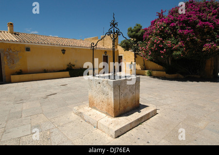 Ein Brunnen im Innenhof der mittelalterlichen Festung von Santa Catarina, auch bekannt als die Festung Santa Catarina de Ribamar in der Gemeinde von Portimao, Algarve Portugal Stockfoto