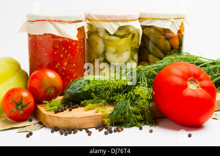 Gläser von eingelegtem Gemüse. Marinierte Gurken, Tomaten, zucchini Stockfoto
