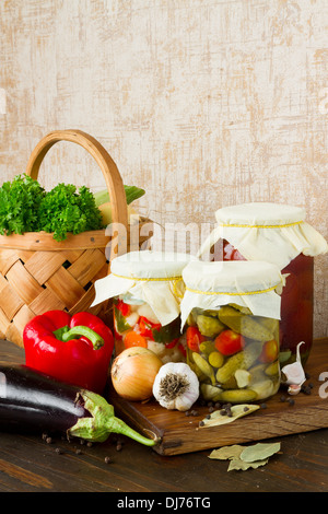 Gläser von eingelegtem Gemüse auf Küchentisch Stockfoto