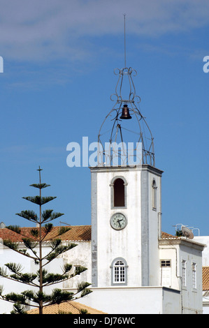 Torre de Relogio Glockenturm mit einer Glocke, die von einer Struktur aus geschmiedetem Eisen über alten Gefängnis in die Altstadt von Albufeira in der Algarve unterstützt wird, ist die südlichste Region Portugals Stockfoto