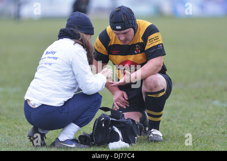 ein Physiotherapeut betreut ein verletzter Rugbyspieler Stockfoto