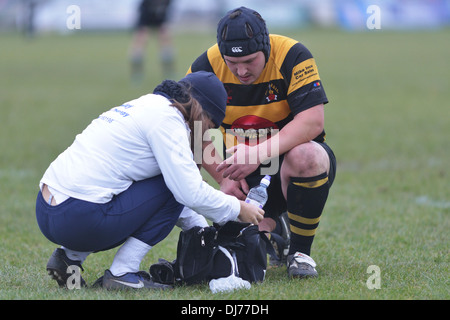 ein Physiotherapeut betreut ein verletzter Rugbyspieler Stockfoto