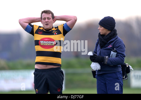 ein Physiotherapeut betreut ein verletzter Rugbyspieler Stockfoto