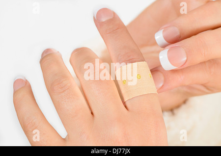 Person, ein Pflaster auf Finger isoliert auf weißem Hintergrund Stockfoto