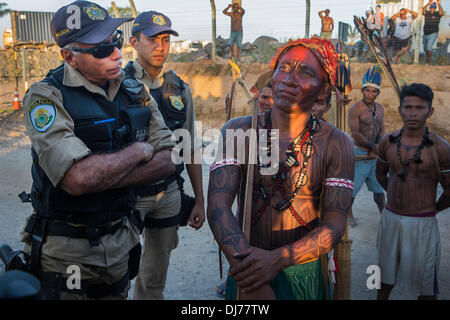 28. Mai 2013 - Belo Monte primäre Turbine "const", Para, Brasilien - argumentieren, eine indigene Munduruku Mann und Mitglied der Föderalpolizei während einer Besetzung der Belo-Monte-Staudamm. Belo Monte ist das erste einer Reihe von Staudämme geplant auf dem Amazonas, und die Munduruku gekommen aus dem Tapajos Fluss mehrere geplante Dämme dort zu protestieren. Am 27. Mai, eine indigene Gruppe besteht überwiegend aus Munduruku besetzt Belo Monte und Bau auf dem Gelände der wichtigsten Turbine gestoppt. Xikrin Menschen leben auf der Bacaja, ein Nebenfluss des Flusses Xingu, dem Bau des Belo-Monte-Staudamm Erbse erreicht Stockfoto