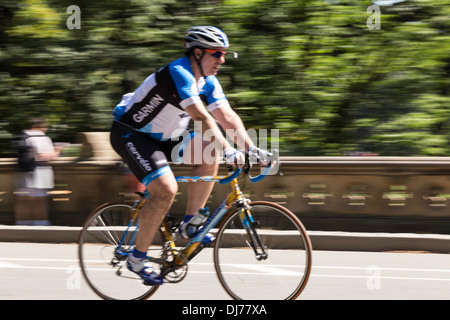 Reifen Sie Mann mit Fahrrad im Central Park, New York Stockfoto