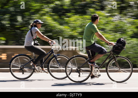 Junges Paar genießen Sie eine Radtour im Central Park, New York Stockfoto