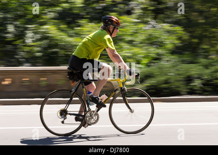 Reifen Sie Mann mit Fahrrad im Central Park, New York Stockfoto