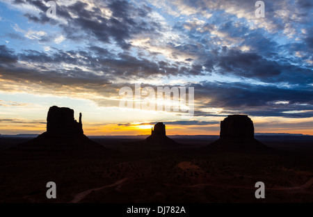 Wunderbare Farben bei Sonnenaufgang in dieser legendären Ansicht des Monument Valley, USA Stockfoto