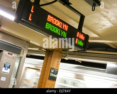 U-Bahn-Countdown-Uhr auf der 14th Street, NYC Stockfoto