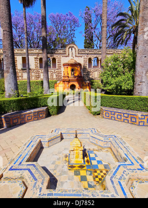 Gärten in Reales Alcazares in Sevilla - Residenz entwickelte sich aus einem ehemaligen maurischen Palast in Andalusien, Spanien Stockfoto