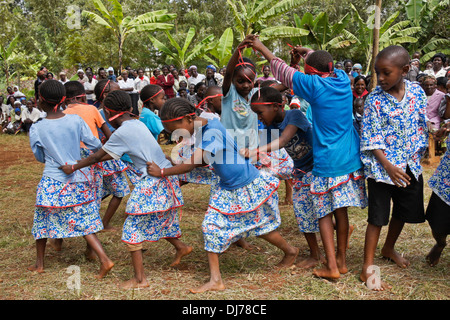 Kikuyu Schulkinder darstellenden Tanz, Caratina, Kenia Stockfoto