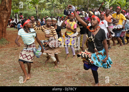 Kikuyu Mädchen Tanz, Karatina, Kenia Stockfoto