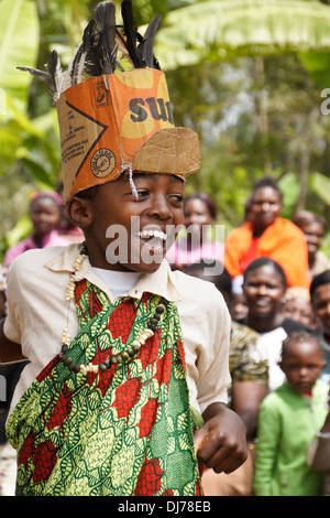 Kikuyu junge Stammes-Tanz, Karatina, Kenia Stockfoto