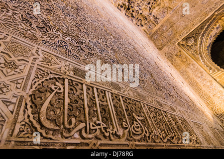 Muqarnas Fries mit islamischen Kalligraphie in der Halle des Abencerrages, in der Alhambra, Granada, Spanien Stockfoto