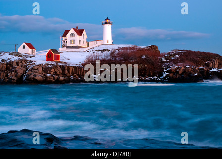 Nubble Leuchtturm leuchtet während der Ferienzeit in York, Maine. Stockfoto