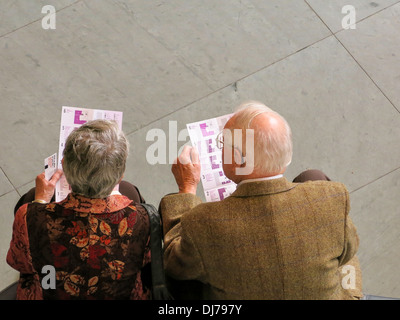 Älteres Paar, das Museum of Modern Art, New York City Touren Stockfoto