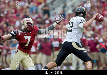 Tallahassee, Florida, USA. 23. November 2013. Idaho Vandalen Quarterback Taylor Davis (12) ist aus der Tasche von Florida State Seminolen Linebacker Christian Jones (7) in der ersten Hälfte des NCAA Football-Spiel zwischen den Idaho-Vandalen und der Florida State Seminolen im Doak S. Campbell Stadium in Tallahassee, Florida gejagt. Bildnachweis: Csm/Alamy Live-Nachrichten Stockfoto