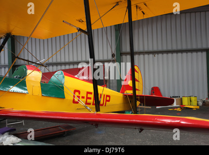 Ein Leichtflugzeug Stampe geparkt in einem hangar Stockfoto
