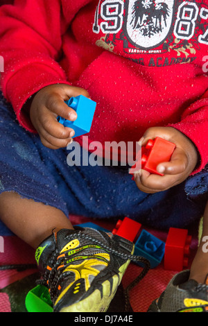 Südafrika, Cape Town. Young Boy spielen mit Lego Spielzeug in einer Kindertagesstätte. Stockfoto